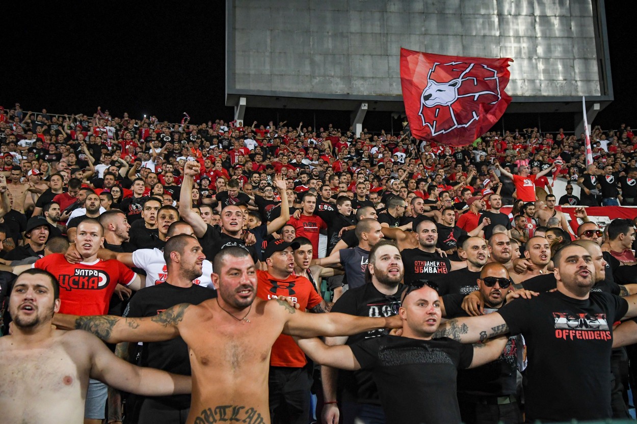 Jucătorii de la CSKA, baricadaţi la vestiare, oficial salvat de jandarmi. Sunt violenţi, Doamne, Dumnezeule