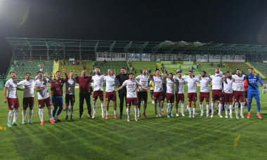 Fotbaliștii Rapidului, alături de Mihai Iosif, salutând suporterii după meciul cu CS Mioveni / Foto: Sport Pictures