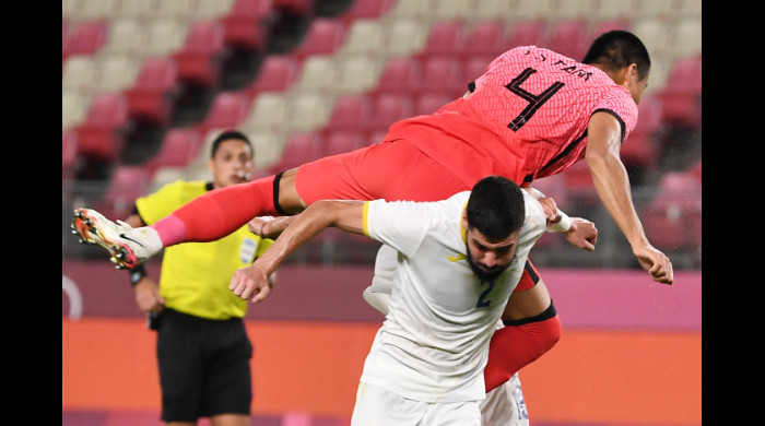 Radu Boboc, în duel cu Park Ji-su, la meciul România - Coreea de Sud / Foto:  Profimedia