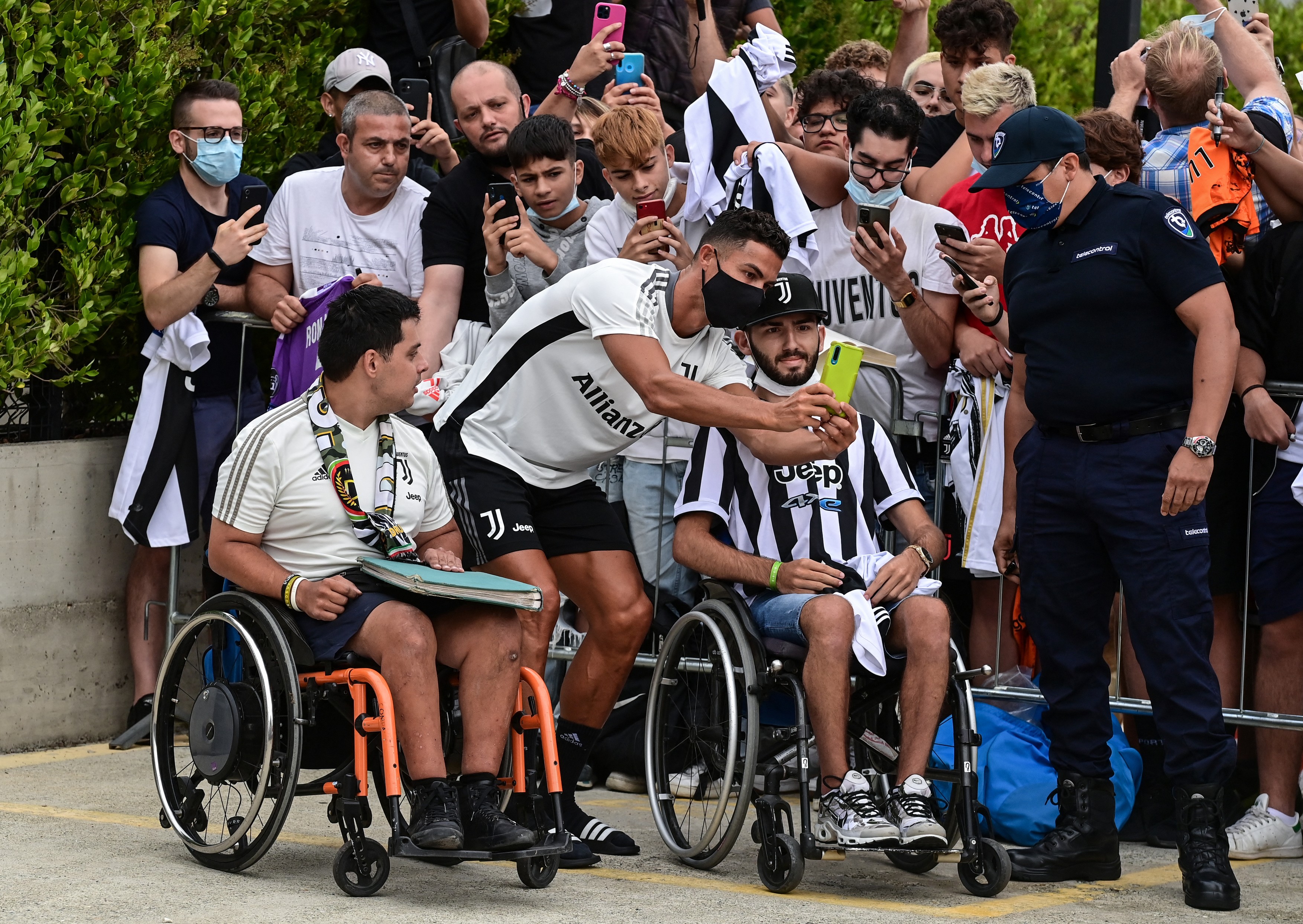 Ronaldo, așteptat de suporteri la baza lui Juventus! Cristiano a dat autografe și a făcut poze înaintea vizitei medicale