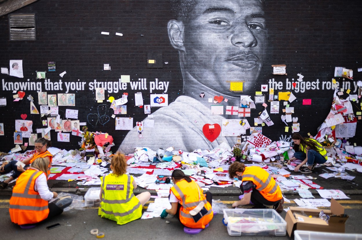 Marcus Rashford a donat copiilor banii strânşi pentru repararea picturii vandalizate din Manchester