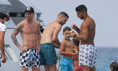 LEO MESSI, LUIS sUAREZ Y CESC FABREGAS DISFRUTAN JUNTO A SUS FAMILIAS EN IBIZA