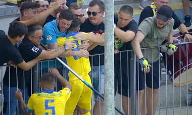 Mario Bratu, alături de suporterii Petrolului, după golul marcat cu Poli Iași / Foto: Captură Digi Sport