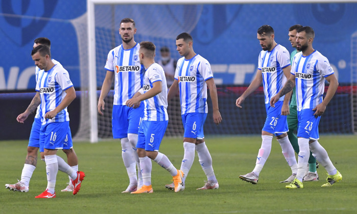 Fotbaliștii Universității Craiova, după eliminarea din Conference League, provocată de Laci / Foto: Sport Pictures