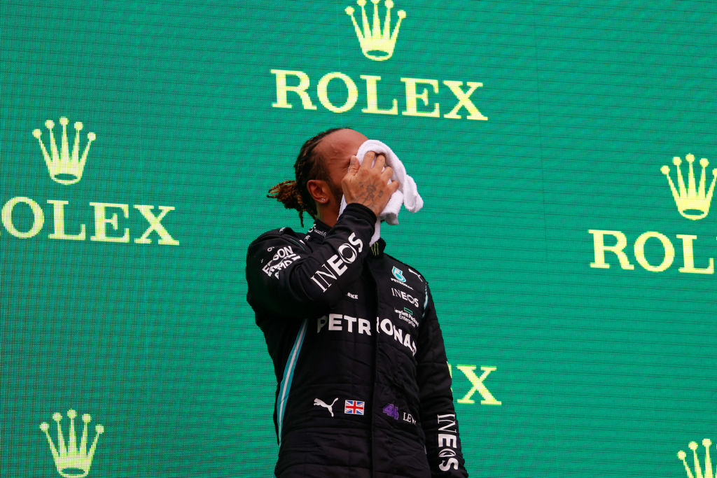 Lewis Hamilton s-a simțit rău la festivitatea de premiere: ”Am amețit, totul s-a încețoșat!” Care ar fi cauza