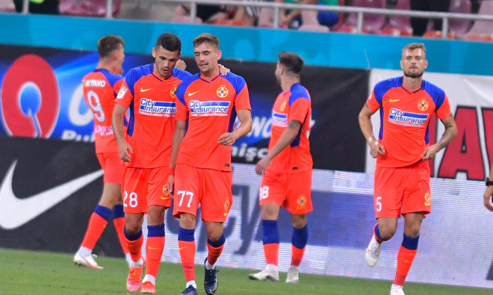 Sorin Șerban, fundașul stânga de la FCSB, într-un meci cu Universitatea Craiova / Foto: Sport Pictures