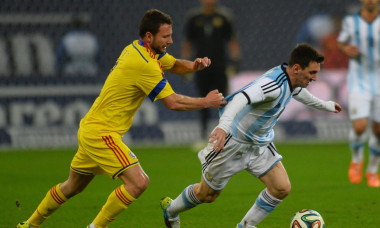 Răzvan Raț, în duel cu Lionel Messi / Foto: Profimedia