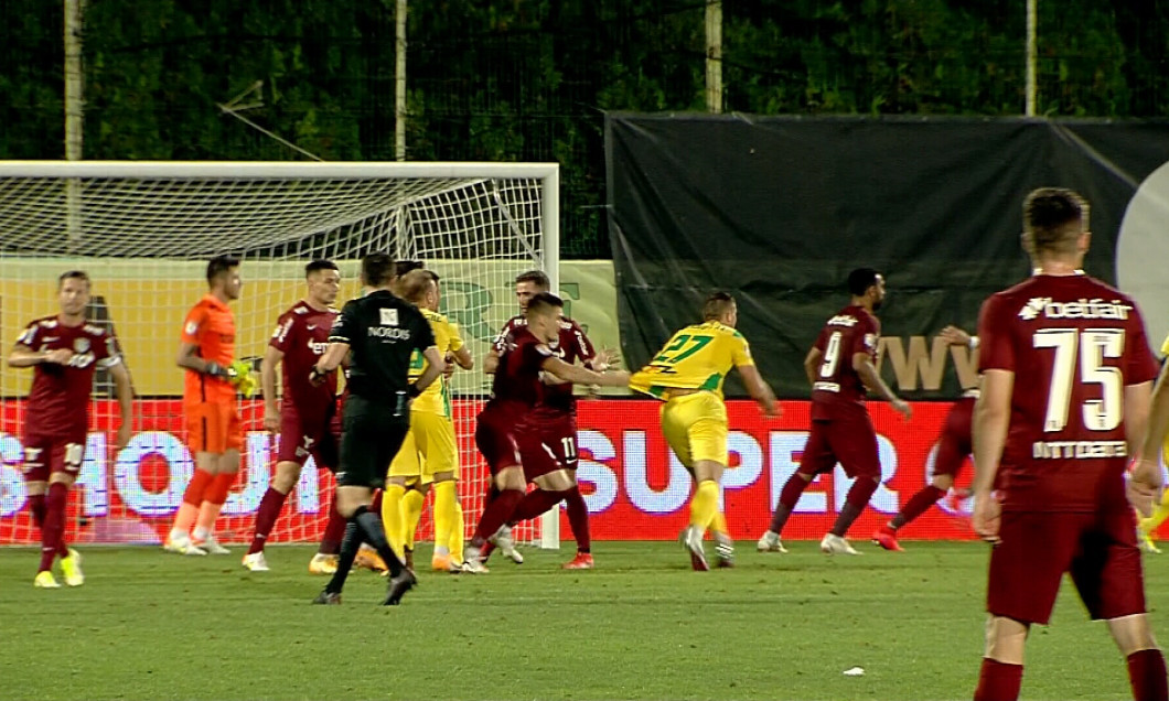 Guilherme Garutti, duel cu Daniel Graovac în CS Mioveni - CFR Cluj / Foto: Captură Digi Sport