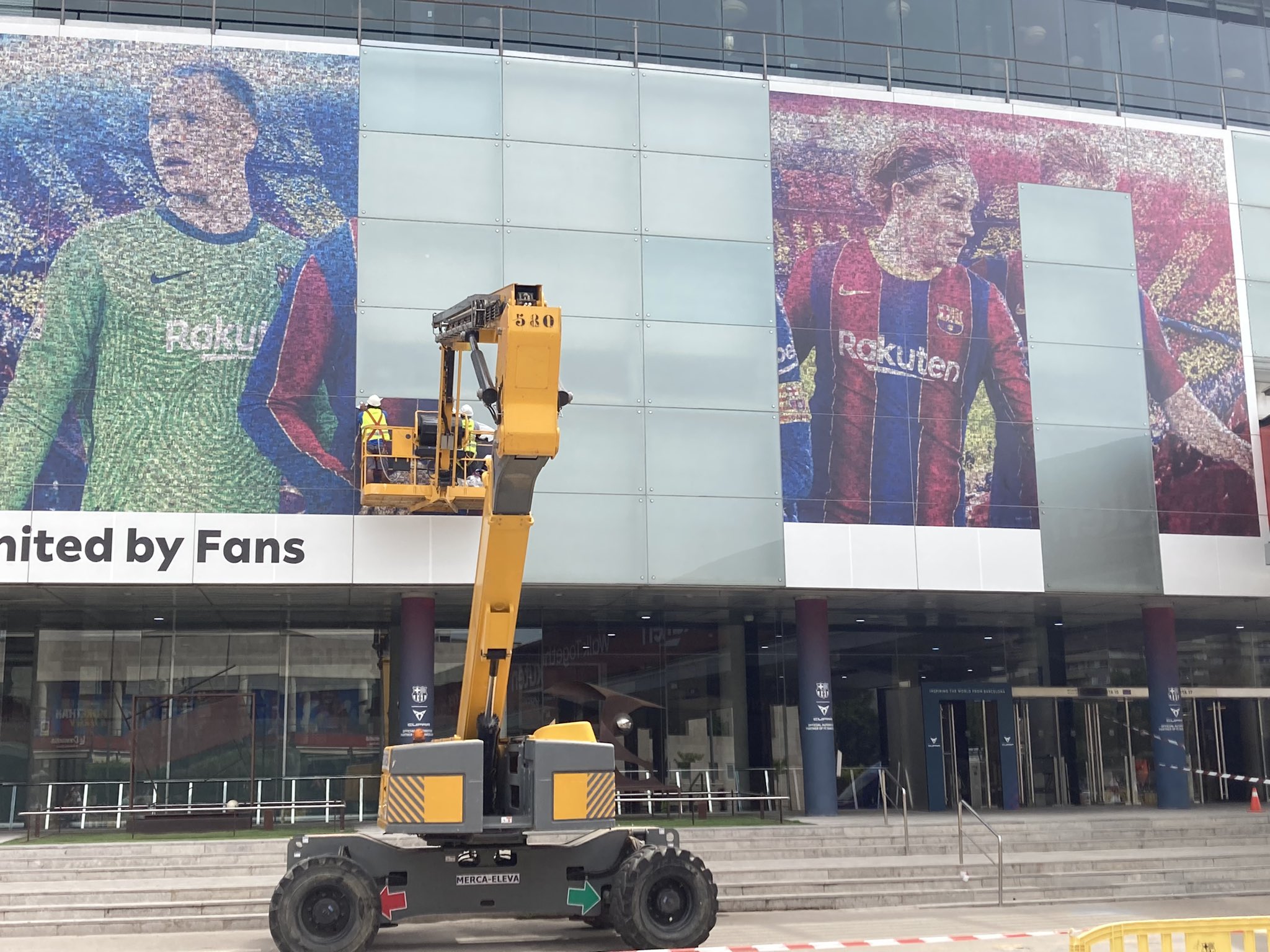 Se face curățenie pe Camp Nou! Imaginea lui Leo Messi, deja îndepărtată. Se pregătește o nouă frescă