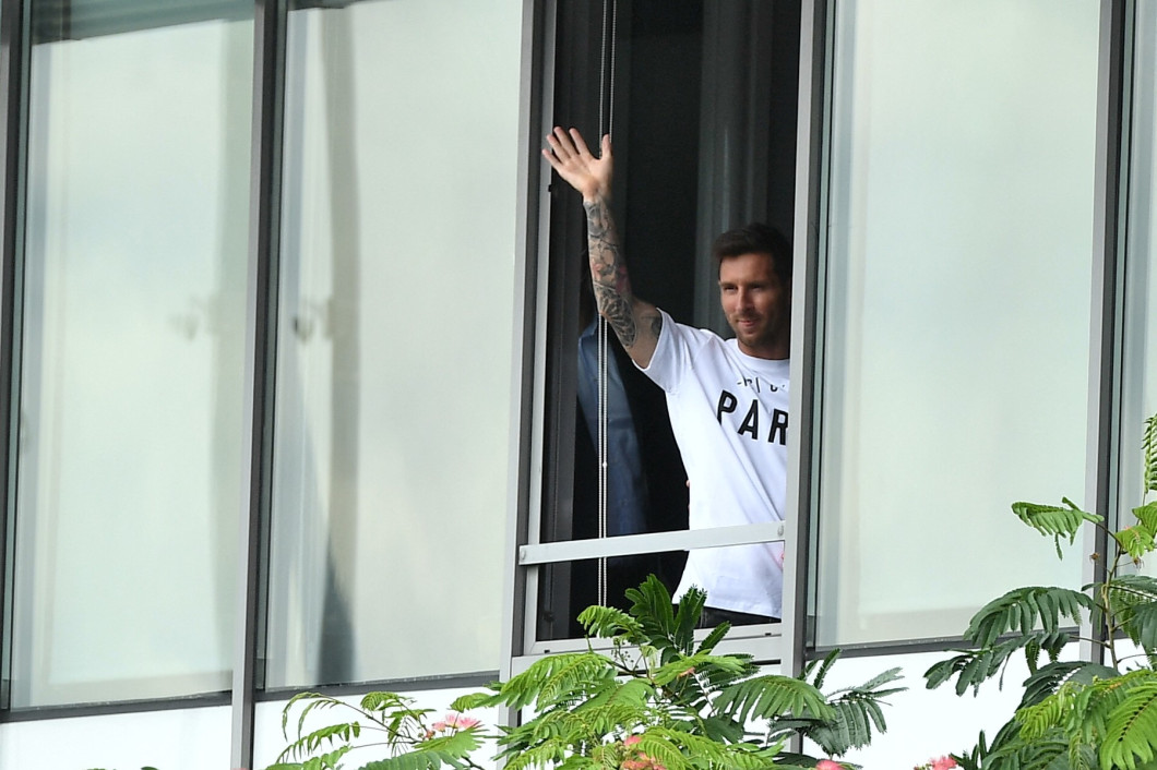 Lionel Messi arrive pour signer avec Paris Saint-Germain (PSG)