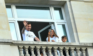 Lionel Messi, sa femme Antonella Roccuzzo et leurs enfants Thiago et Mateo saluent les nombreux fans du PSG sur la terrasse de leur balcon ŕ l'hôtel Royal Monceau ŕ Paris