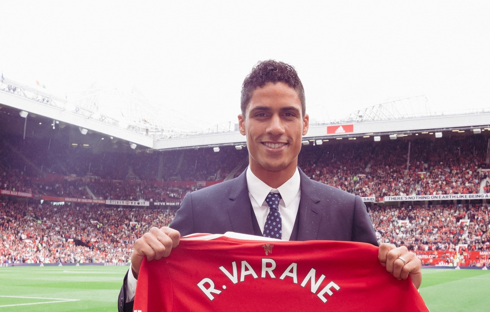 Raphael Varane, prezentat la Manchester United pe Old Trafford! Ce l-a convins să semneze și cu ce număr va evolua pe spate