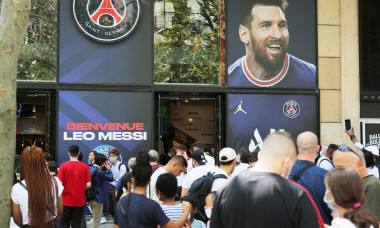 Les supporters du PSG (Paris Saint Germain) se sont rués sur les maillots floqués Messi ŕ la boutique des Champs Elysées ŕ Paris