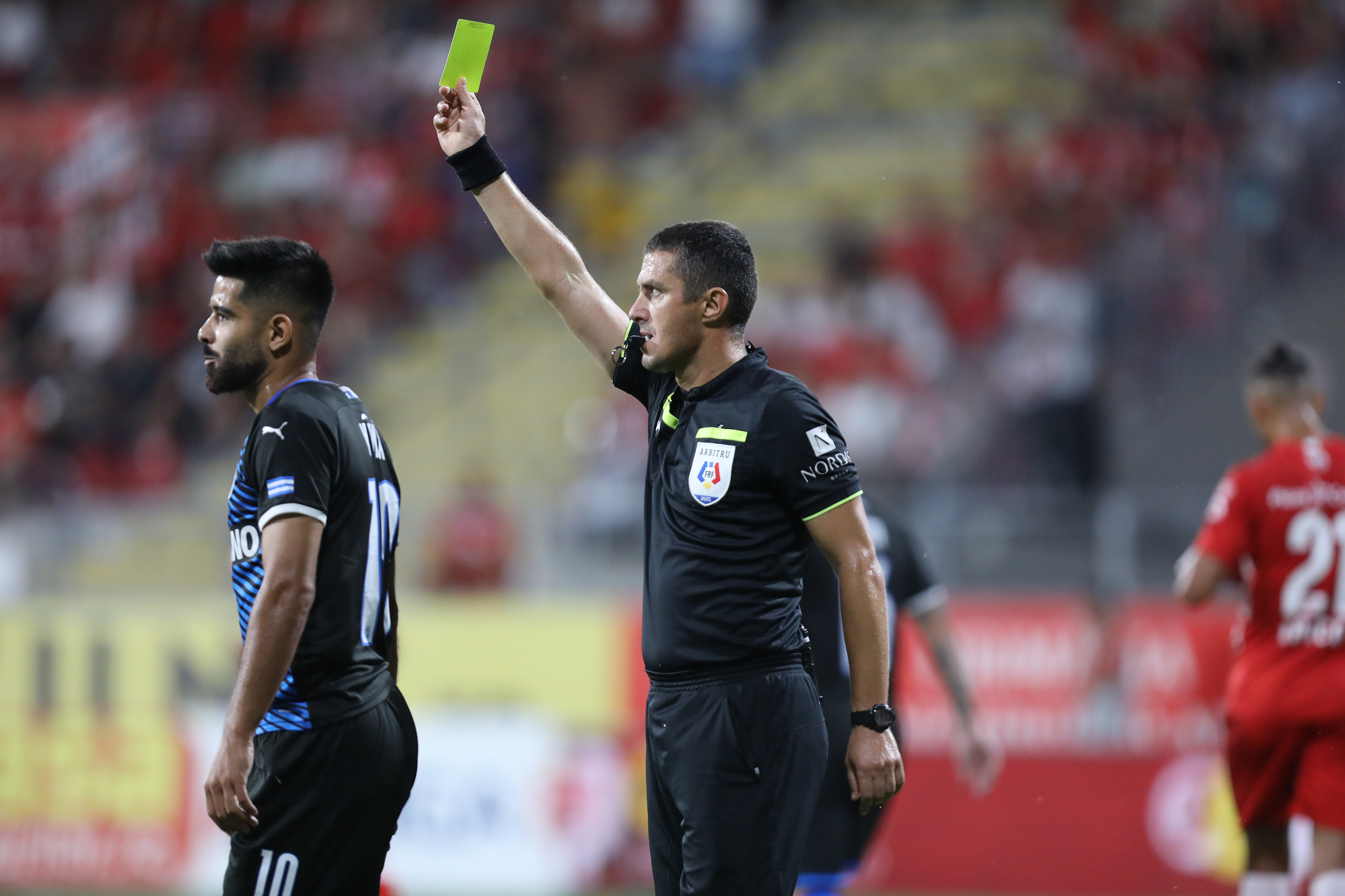 Când e sânge, e agresivitate maximă. Arbitrajul, făcut praf după UTA - Craiova 1-0: Am fost tăiaţi. E jenant, ruşinos