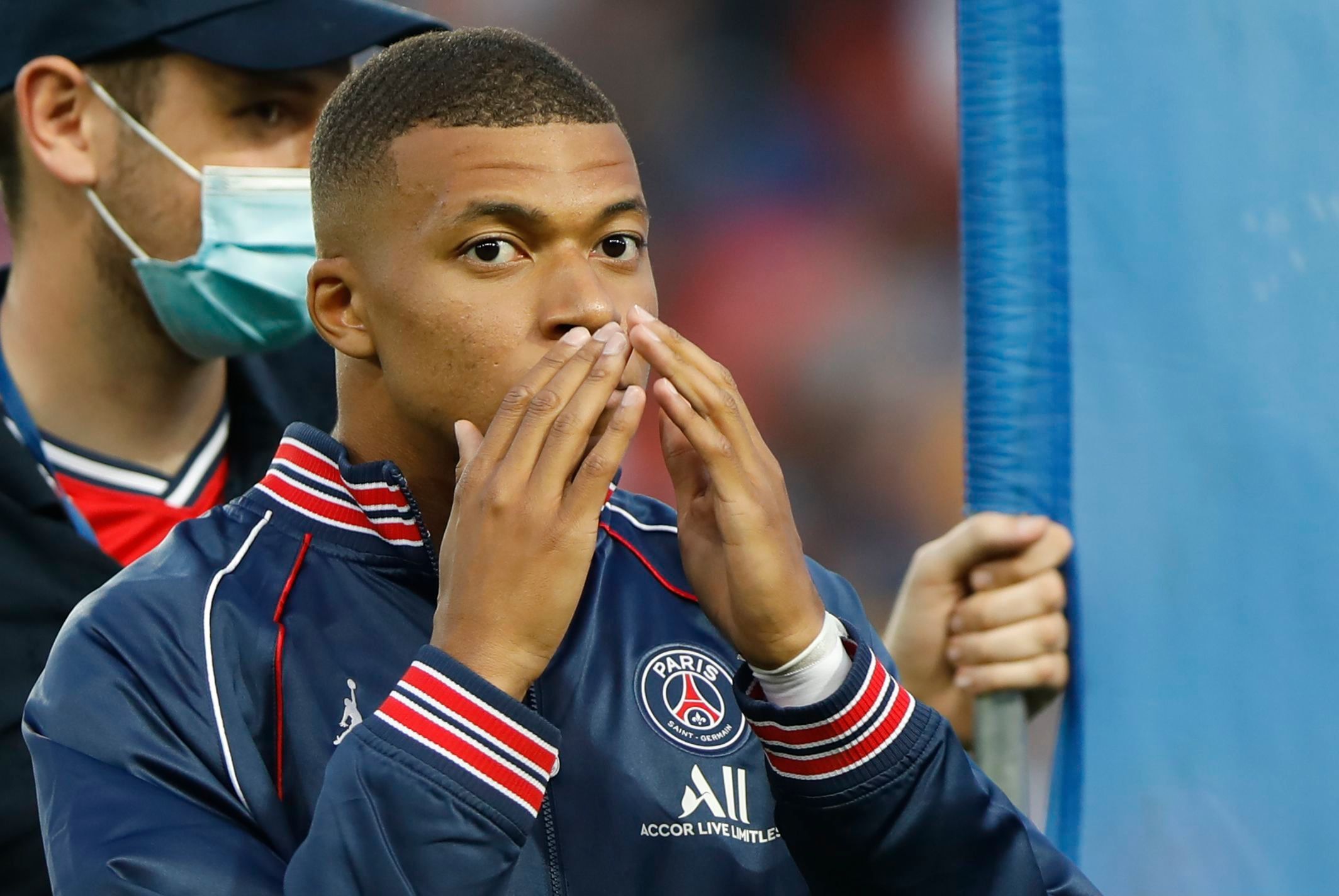 Fotbalistul de la PSG care îi va imobiliza brațele lui Kylian Mbappe pentru ca atacantul să rămână în Franța