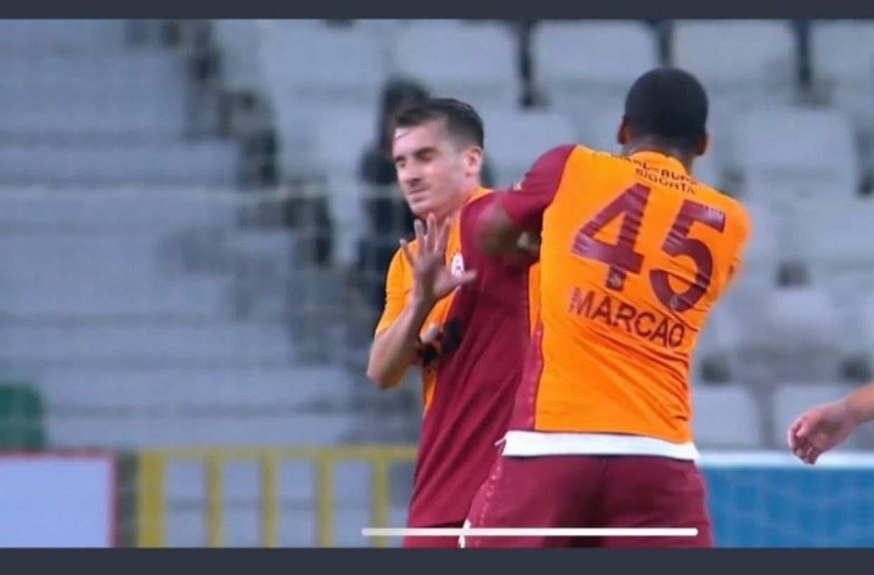 Scene neverosimile în Turcia: momentul în care un jucător de la Galatasaray și-a lovit un coleg pe teren