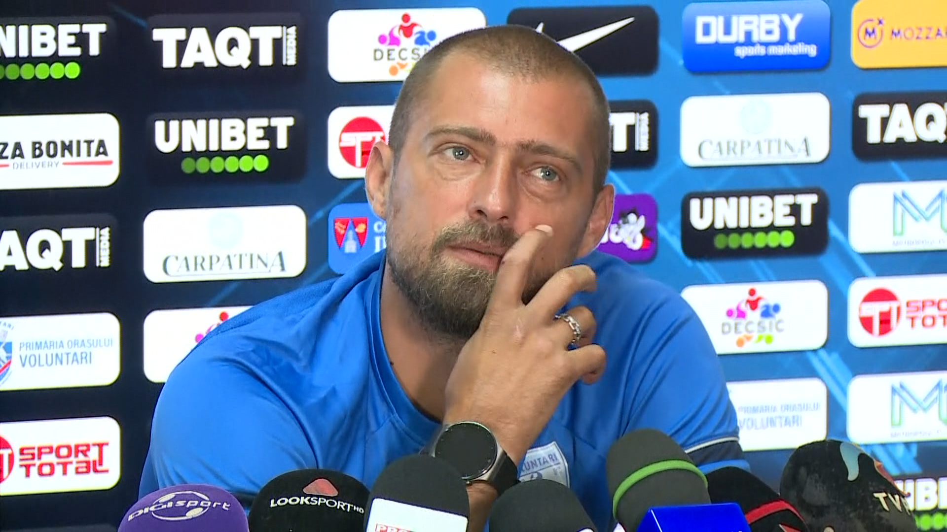 ”Mamă, nu mai pot să trec strada”. Gabi Tamaș a făcut show înaintea meciului cu FCSB: ”Vine cu valiza prima”