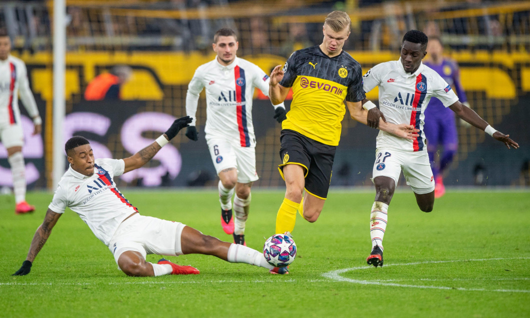 Erling HAALAND (mi., DO) versus Idrissa GUEYE (right, PSG) and Presnel KIMPEMBE (PSG), action, fight for the ball, football Champions League, round of 16, Borussia Dortmund (DO) - Paris St. Germain (PSG) 2: 1, on February 18, 2020 in Dortmund/Germany. |