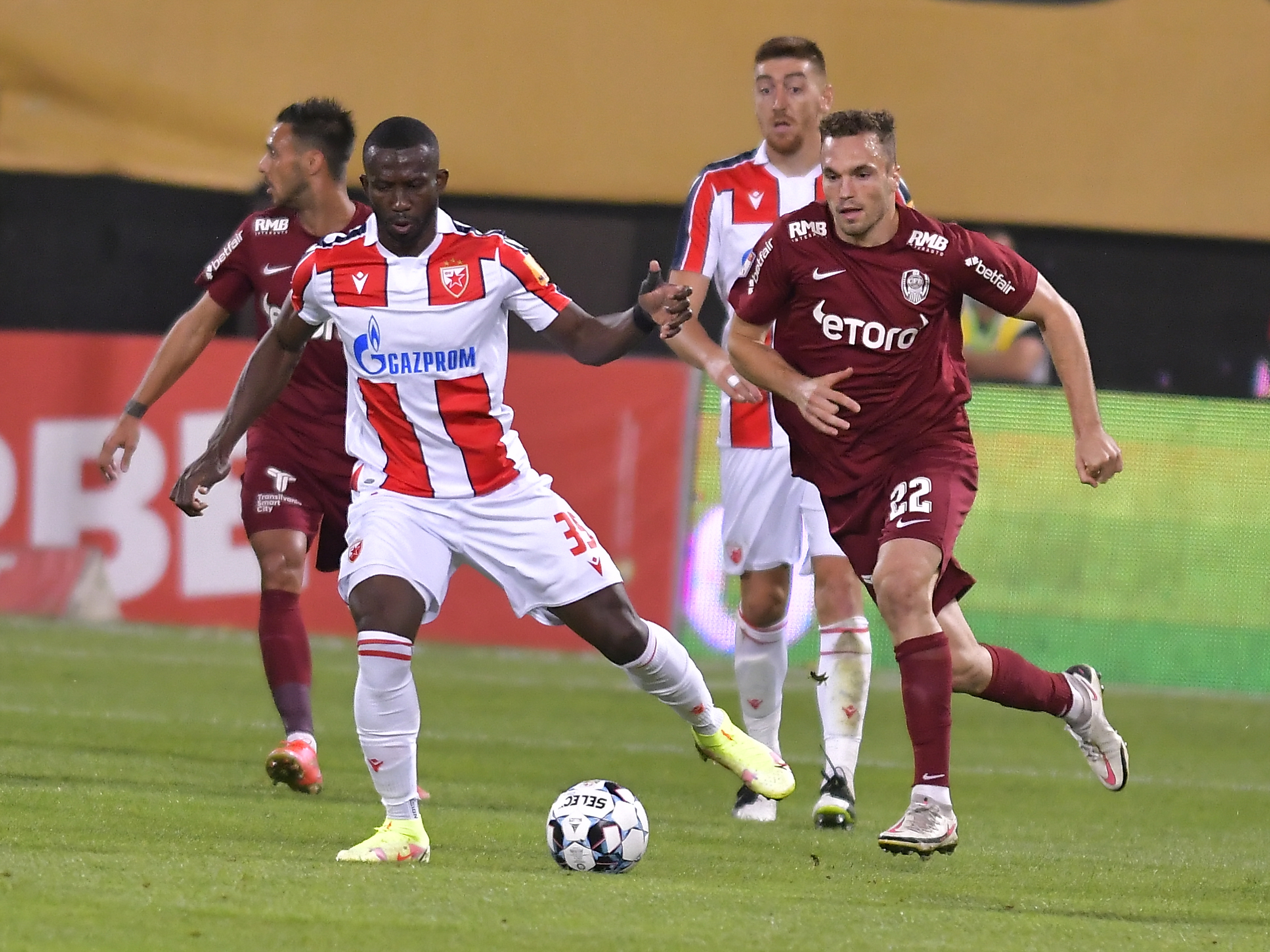 CFR Cluj - Steaua Roșie 1-1 la pauză. Debeljuh a adus egalarea din centrarea lui Costache