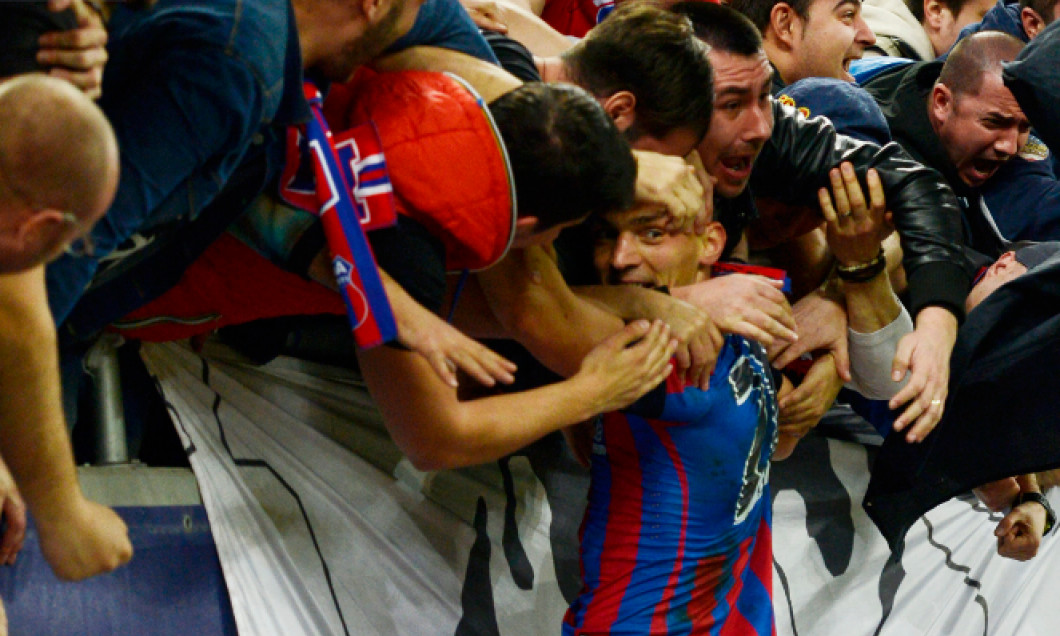 Claudiu Keșeru, sărbătorind alături de suporterii de la FCSB un gol marcat într-un meci cu Dinamo / Foto: Sport Pictures