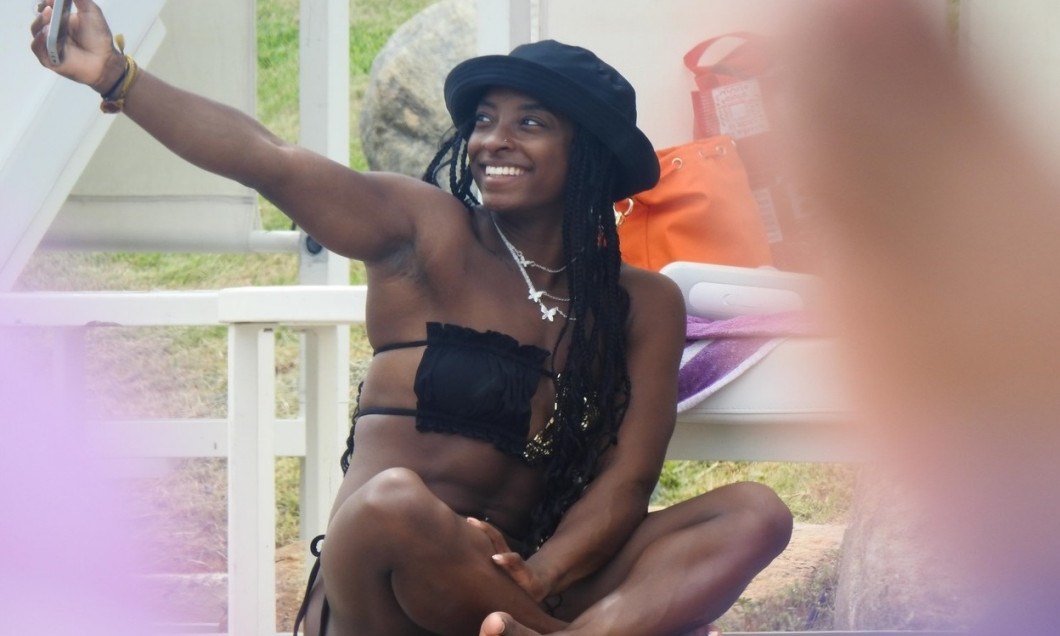 *PREMIUM-EXCLUSIVE* Simone Biles displays her curves while enjoying a girls' weekend in Mexico with friends!