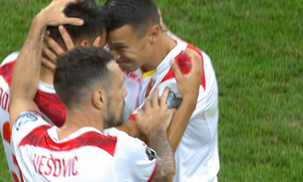 Fotbaliștii naționalei Muntenegru, după golul marcat de Risto Radunovic / Foto: Captură Digi Sport