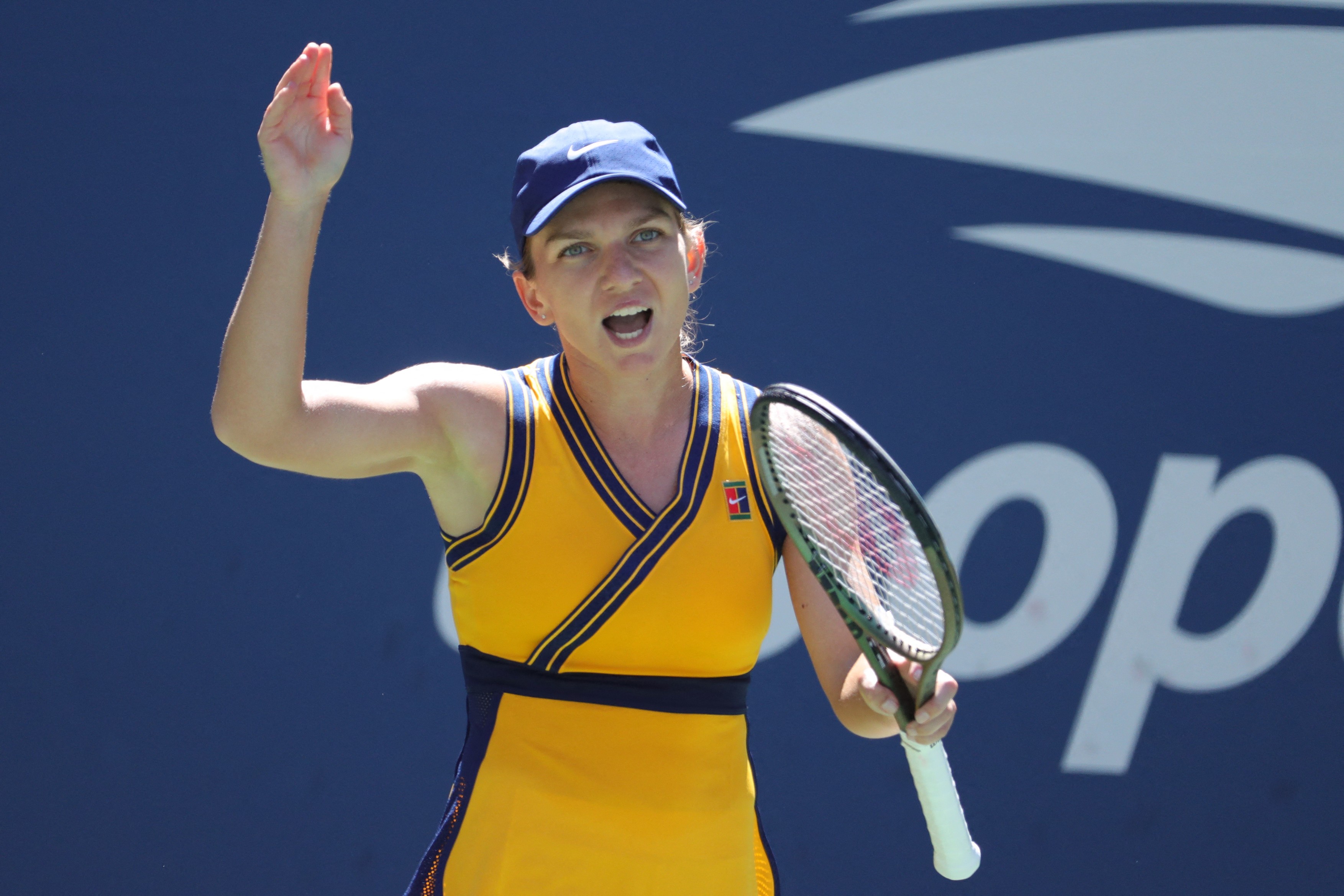 Moment bizar la US Open: o fană a intrat în teren și și-a făcut o poză în spatele Simonei Halep! Ce a urmat