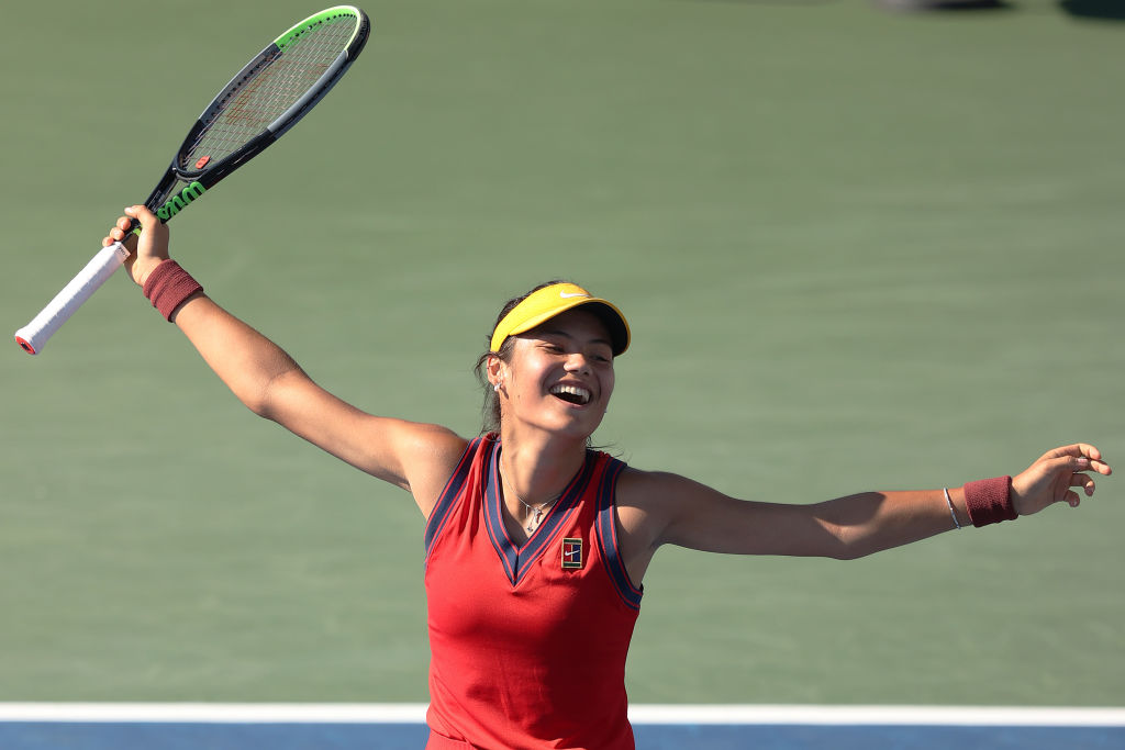 Emma Răducanu, parcurs fabulos la US Open! Sportiva de 18 ani s-a calificat en fanfare în optimi, scor 6-0, 6-1