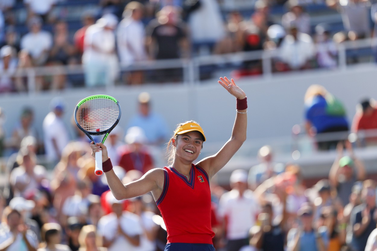 Emma Răducanu, parcurs fabulos la US Open! Sportiva de 18 ani s-a calificat en fanfare în optimi, scor 6-0, 6-1