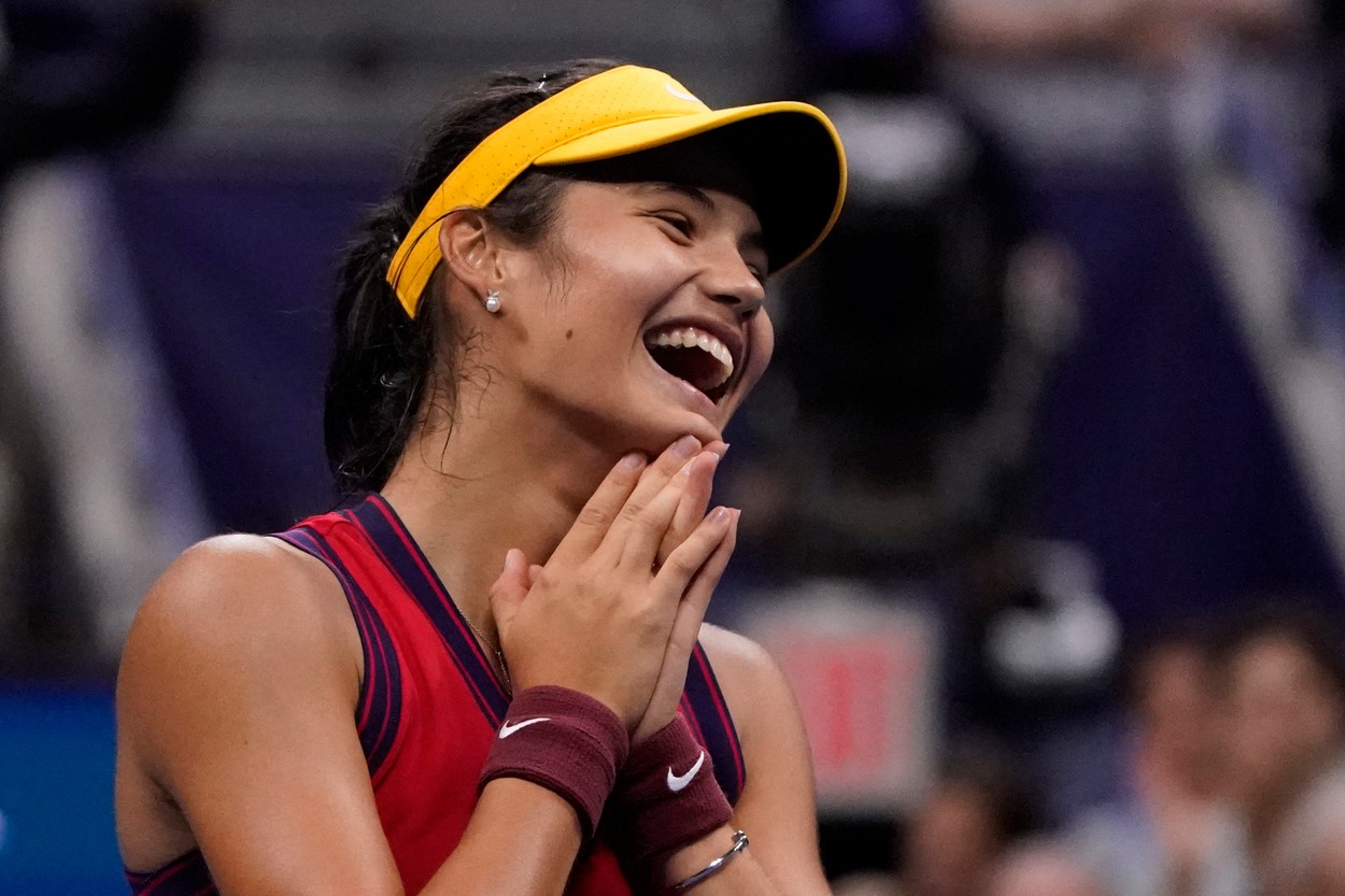 Emma Răducanu scrie istorie la US Open: a ajuns în finală fără set pierdut. Ultim act între jucătoare de 18 și 19 ani