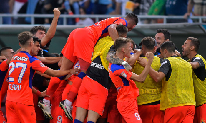 Fotbaliștii de la FCSB, în meciul cu Dinamo / Foto: Sport Pictures