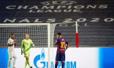 firo Champions League 08/14/2020 1/4 final, quarter final, knockout match FC Bayern Munich, Muenchen, Munich - FC Barcelona. Lionel Messi, whole figure, disappointment, disappointed, frustrated, symbolic image, from behind Photographer: Peter Schatz/Pool/