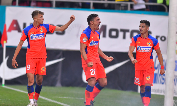 Octavian Popescu, Claudiu Keșeru și Valentin Gheorghe, în meciul FCSB - Dinamo 6-0 / Foto: Sport Pictures