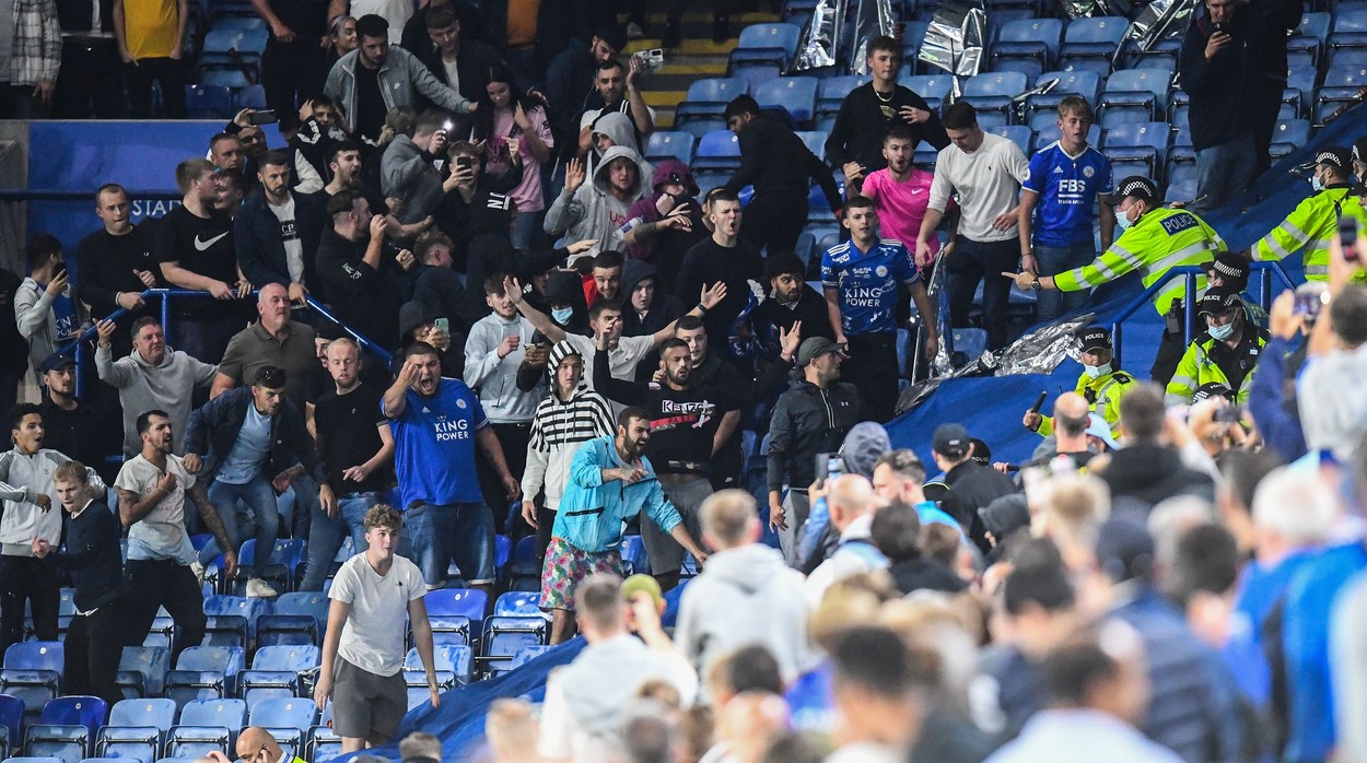 Bătaie după Leicester - Napoli. Italienii au revenit de la 0-2, forțele de ordine i-au despărțit pe suporteri