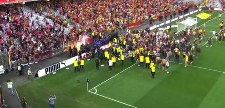 Un nou meci din Ligue 1 a fost întrerupt după ce suporterii au invadat terenul pentru a se răfui între ei