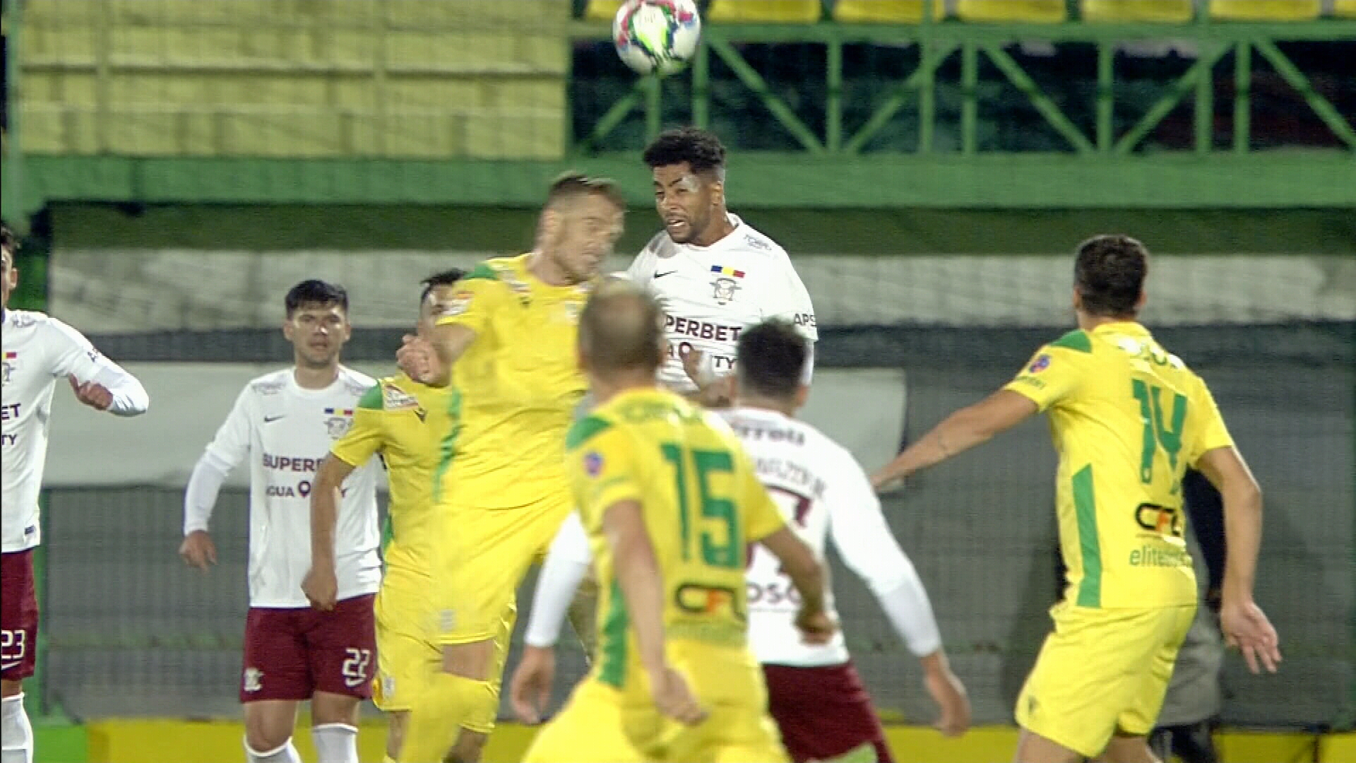 "Am senzația că sunt arbitri care nu cunosc regulamentul". Reacție în timpul meciului Mioveni - Rapid, după un nou fault dur