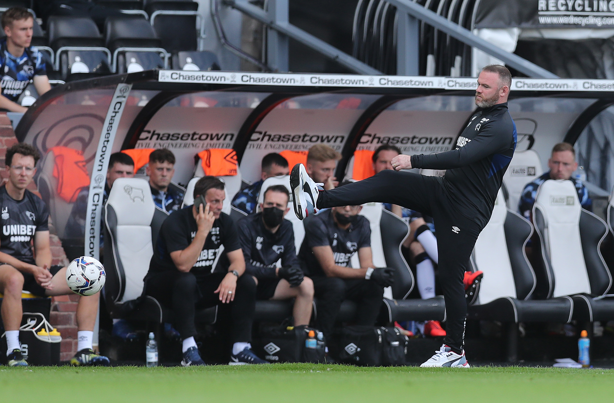 Wayne Rooney are ghinion la debutul ca antrenor. Echipa sa a intrat în faliment. Reacția sa a devenit virală