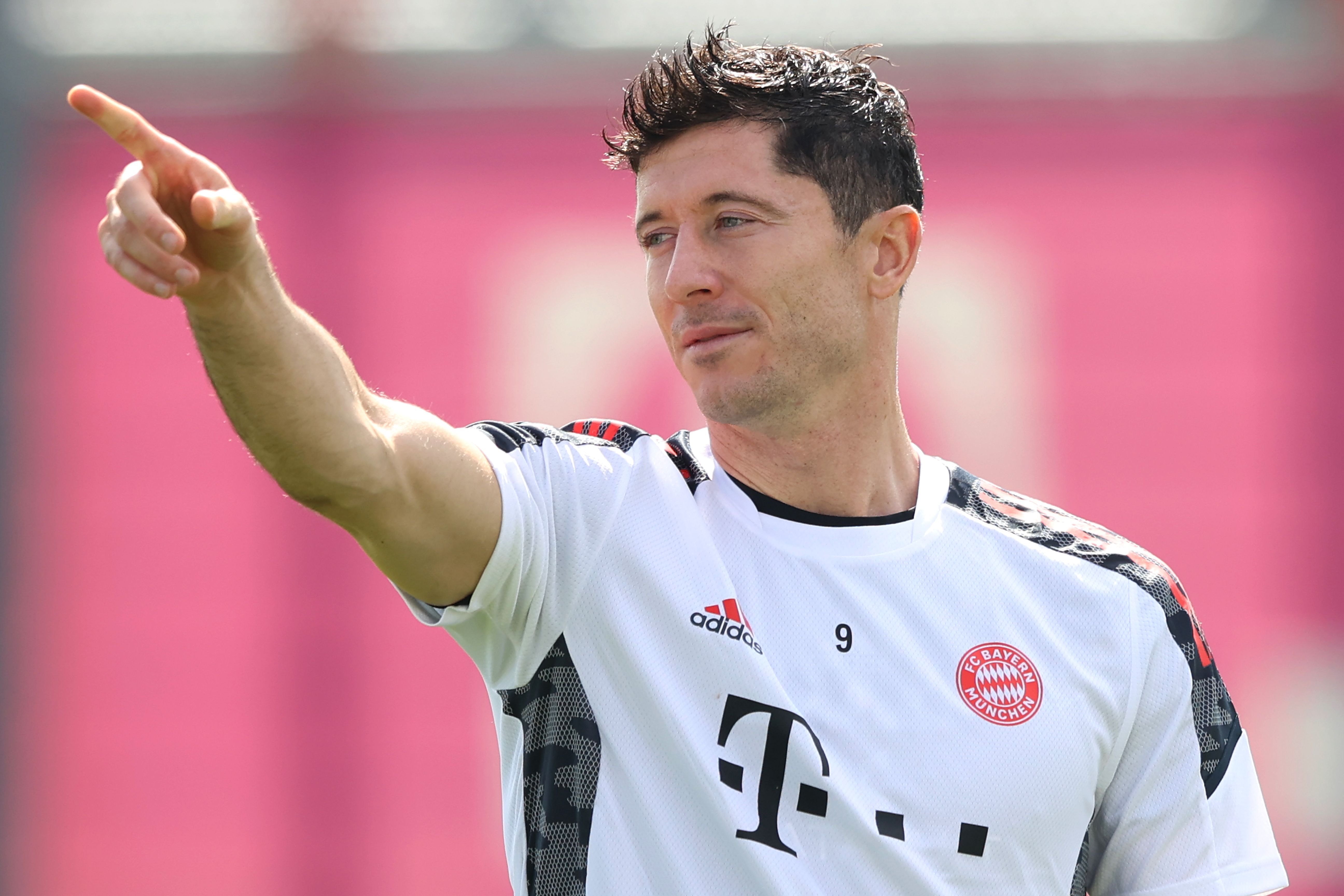Lewandowski, despre rivalitatea cu Ronaldo și Messi: "Nu îmi compar cifrele cu jucători ca ei, vreau să arăt ce pot face eu!"