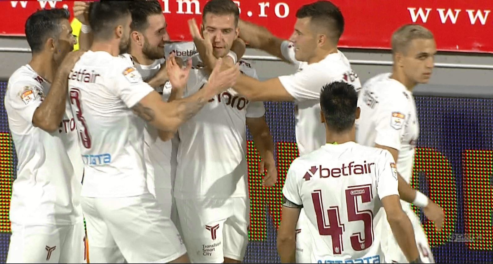 UTA Arad - CFR Cluj 0-1. Chipciu, super gol! Gazdele, bară în prelungiri. Ardelenii au încheiat cu 6 fundași. S-a strigat Rușine!