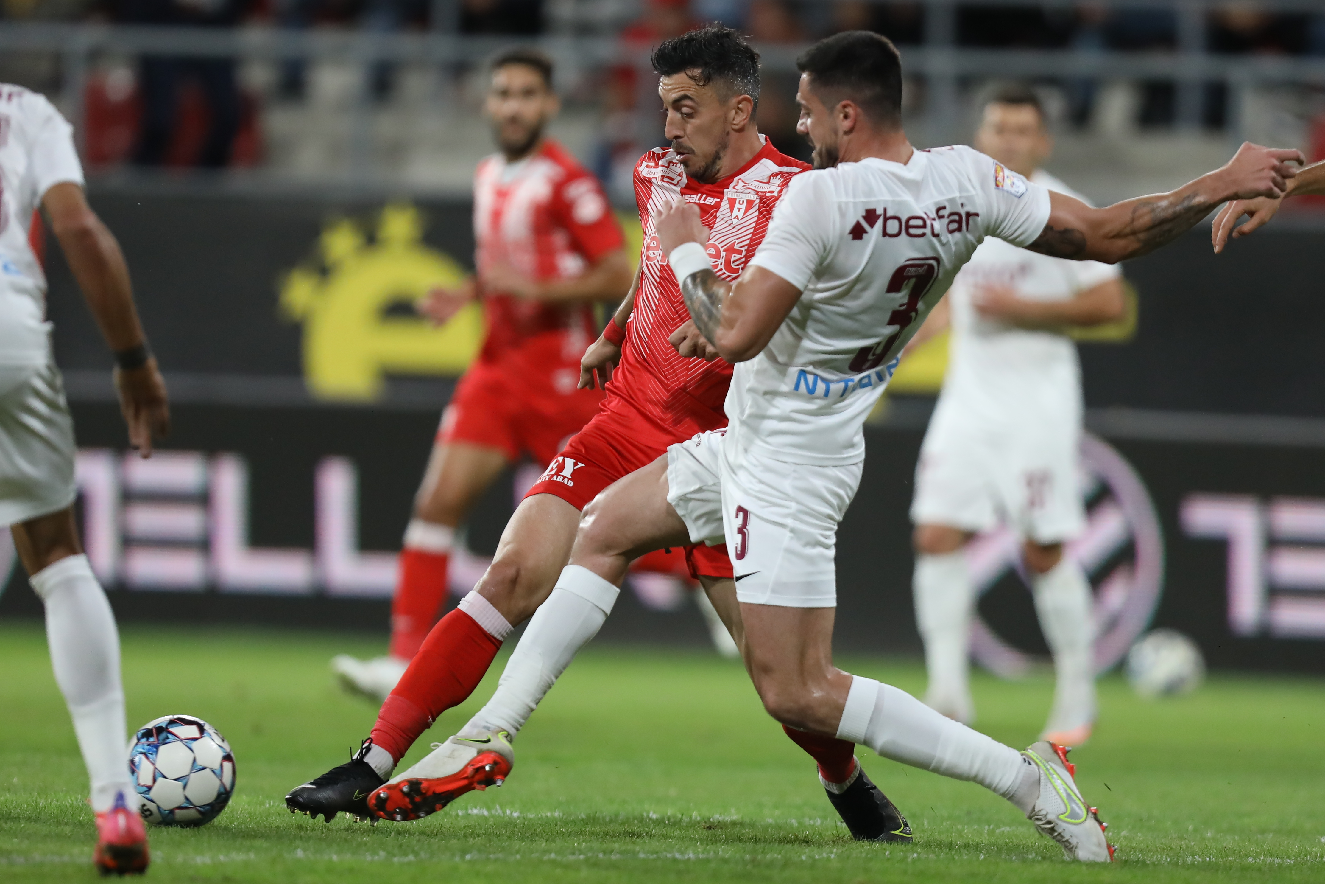 UTA Arad - CFR Cluj 0-1. Chipciu, super gol! Gazdele, bară în prelungiri. Ardelenii au încheiat cu 6 fundași. S-a strigat Rușine!