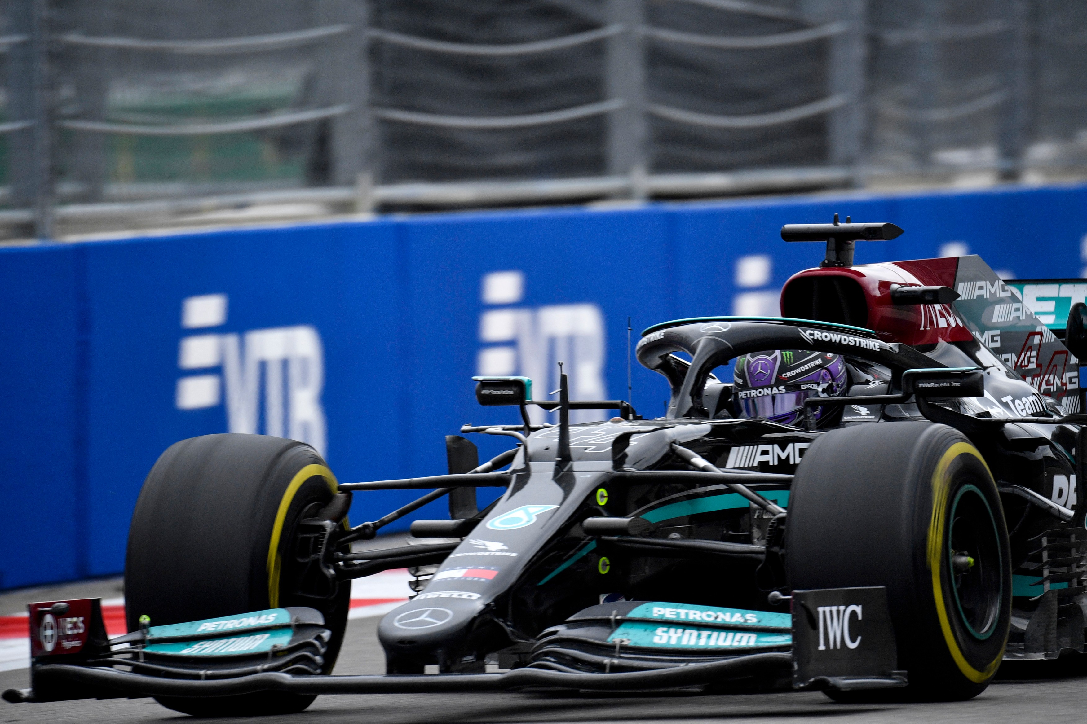 Hamilton, victorie dramatică în MP al Rusiei! Lando Norris a căzut pe locul 7, Verstappen a prins în mod incredibil locul 2