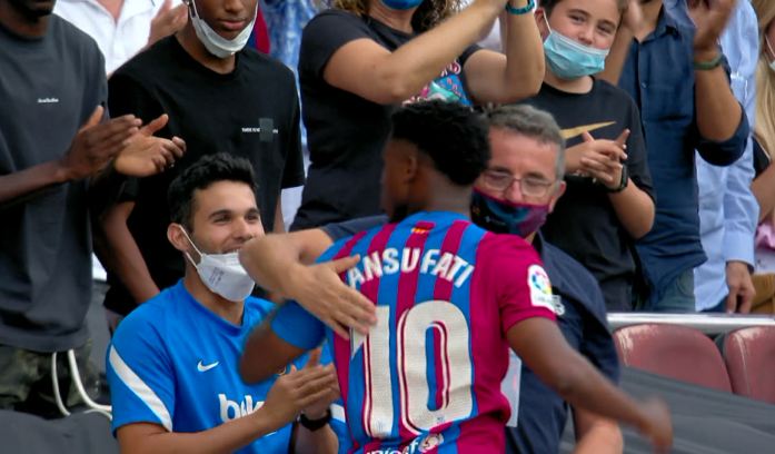 Ansu Fati s-a dus "glonț" la banca Barcelonei după golul cu Levante! Persoana pe care a luat-o în brațe în aplauzele fanilor