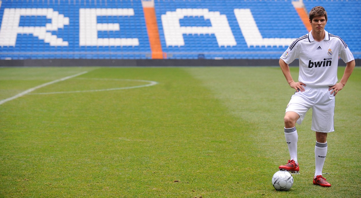 Unde a ajuns să joace Klaas-Jan Huntelaar! Președintele clubului îi este coechipier, la 63 de ani