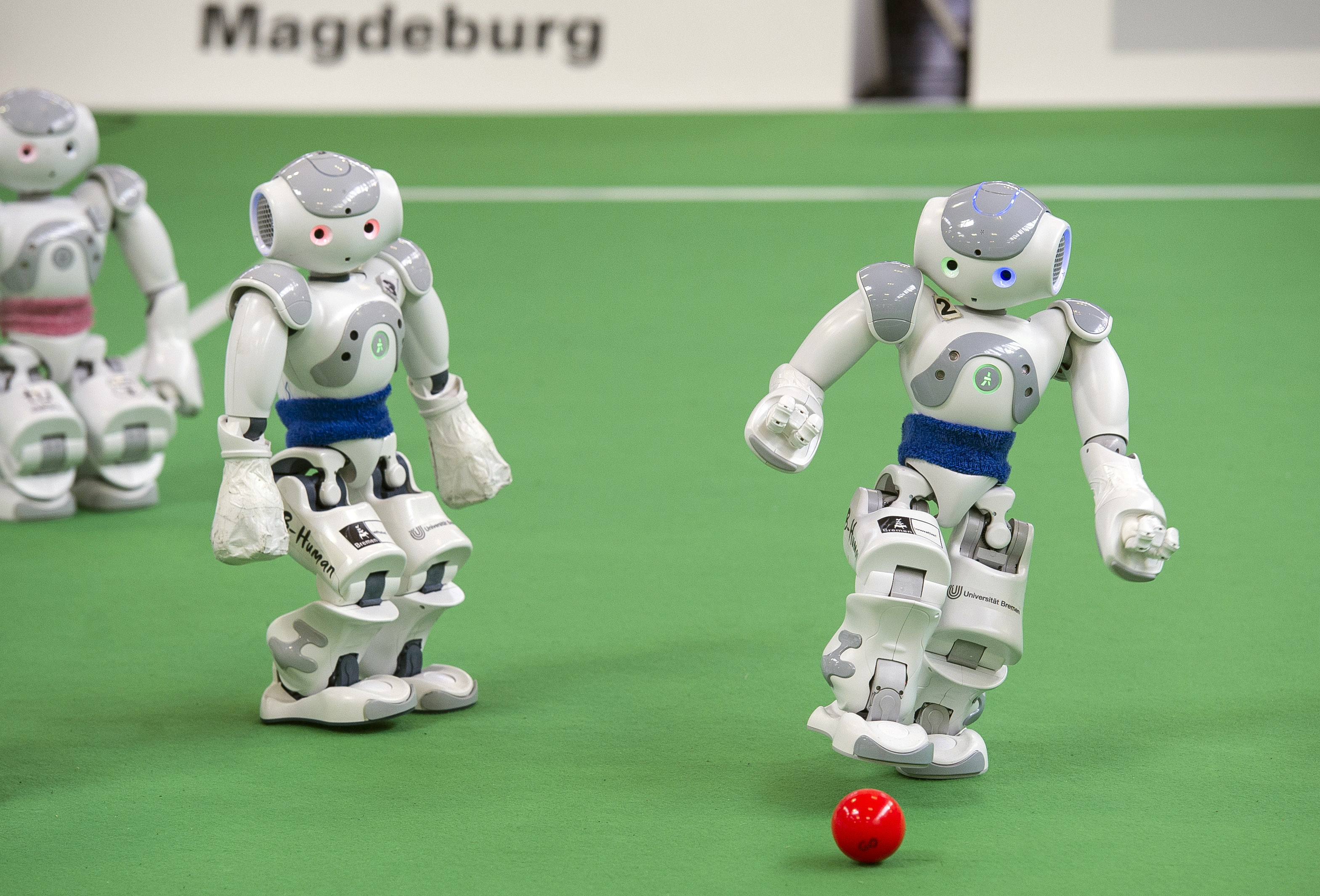 O echipă de fotbaliști-roboți va putea să bată campioana mondială? Răspunsul specialiștilor. RoboCup există deja