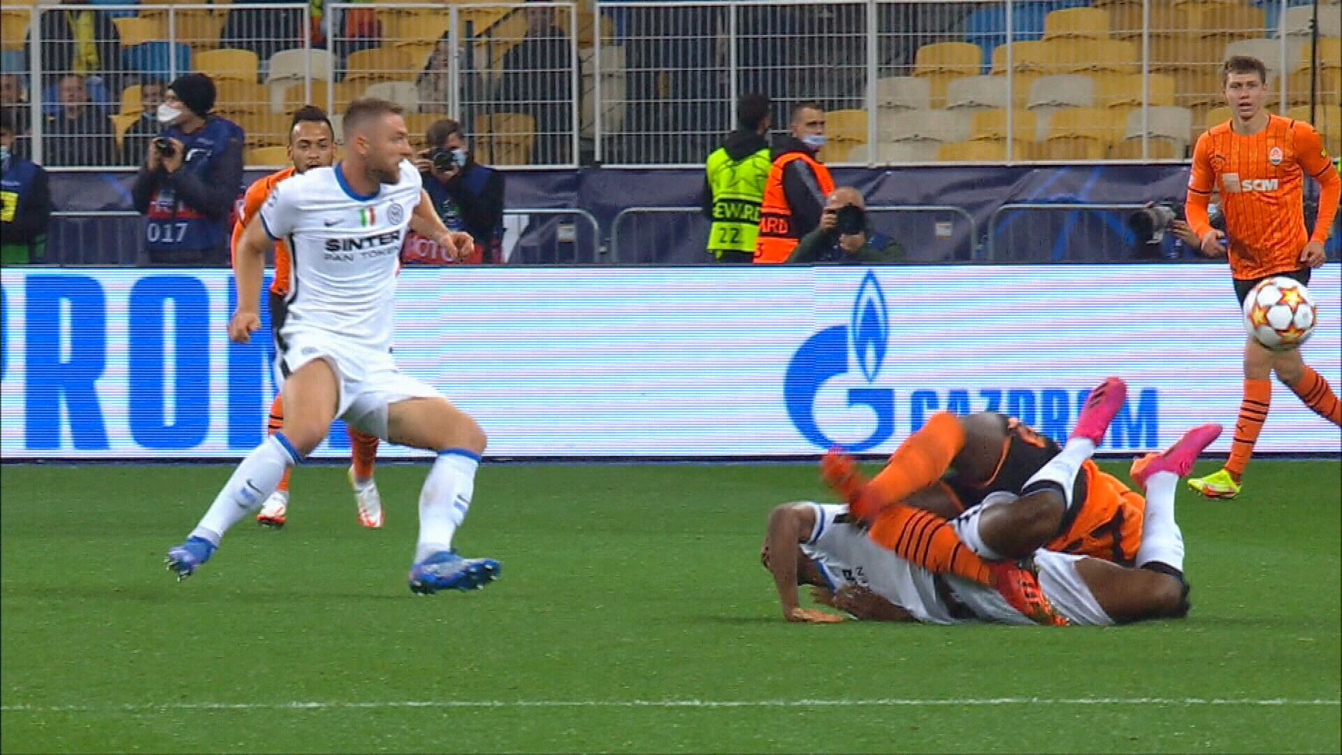 Accidentare horror în Șahtior - Inter, cu Istvan Kovacs la centru. Lassina Traore, transportat la spital