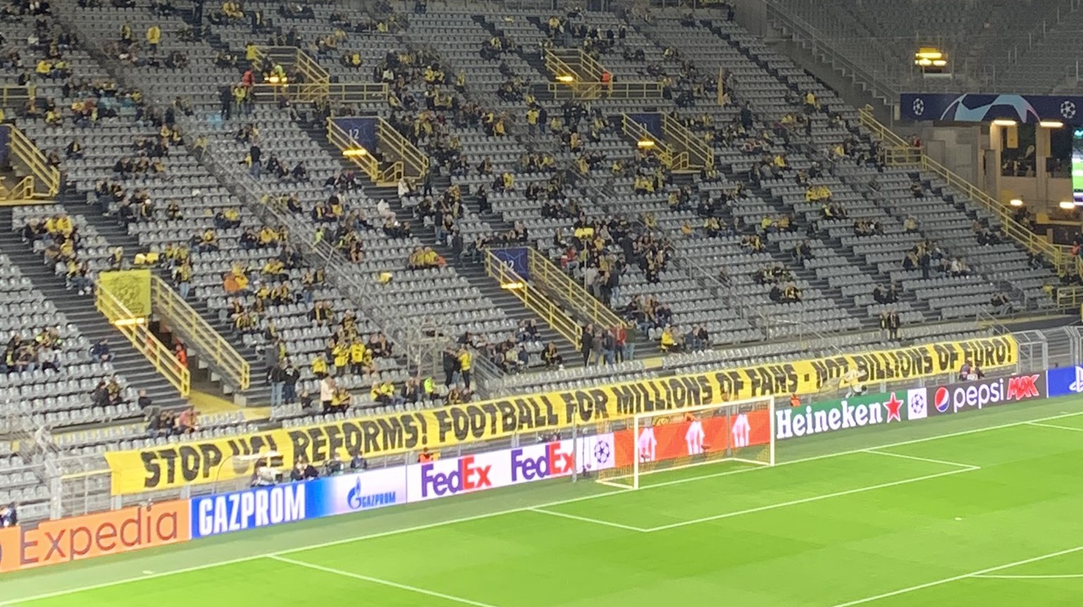 Suporterii Borussiei Dortmund, mesaj dur pentru UEFA: ”Fotbal pentru milioane de fani, nu pentru milioane de euro!”