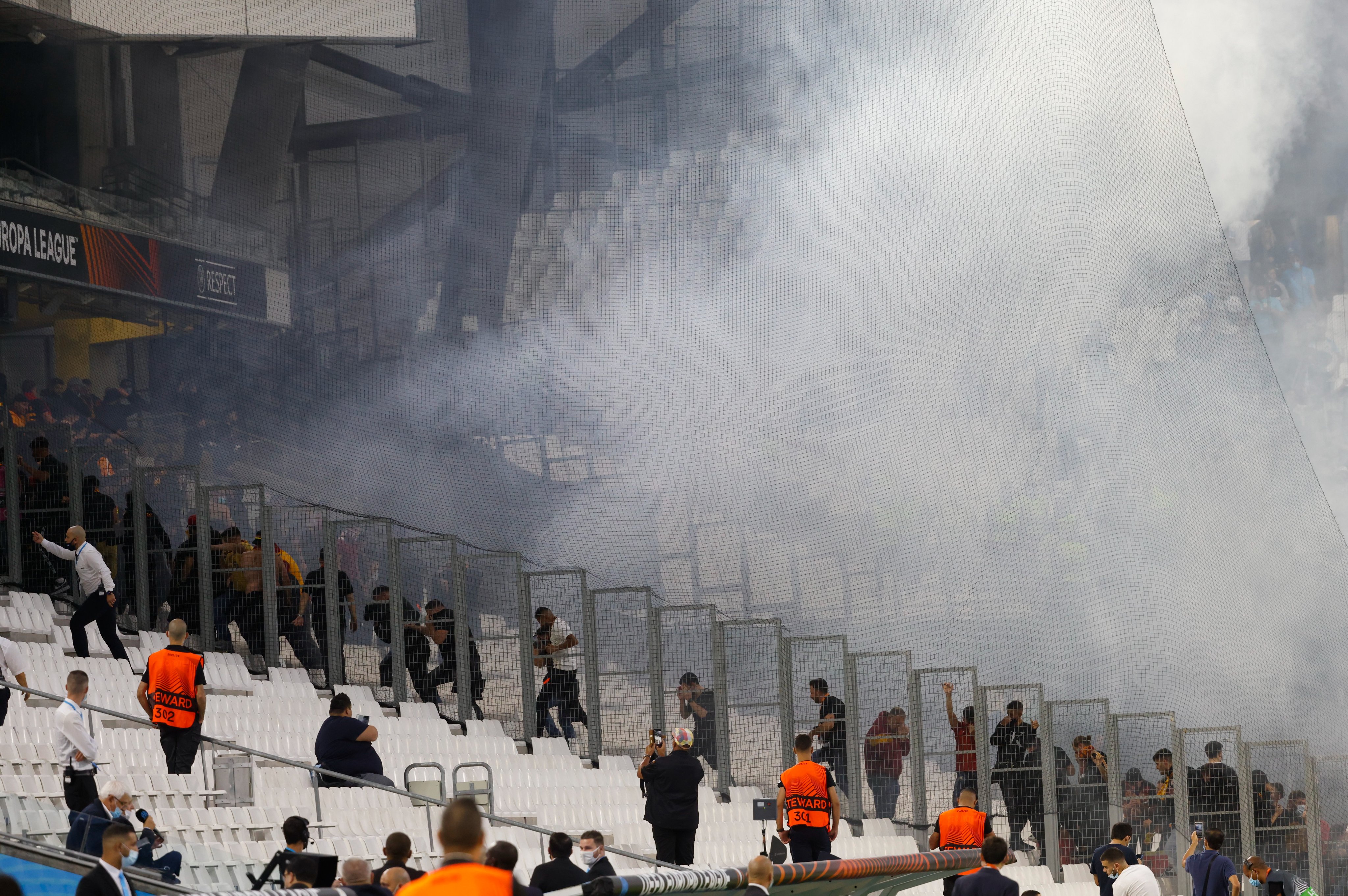 Meciul Marseille - Galatasaray, întrerupt din cauza fanilor! Moruțan și Cicâldău au jucat într-o atmosferă incendiară