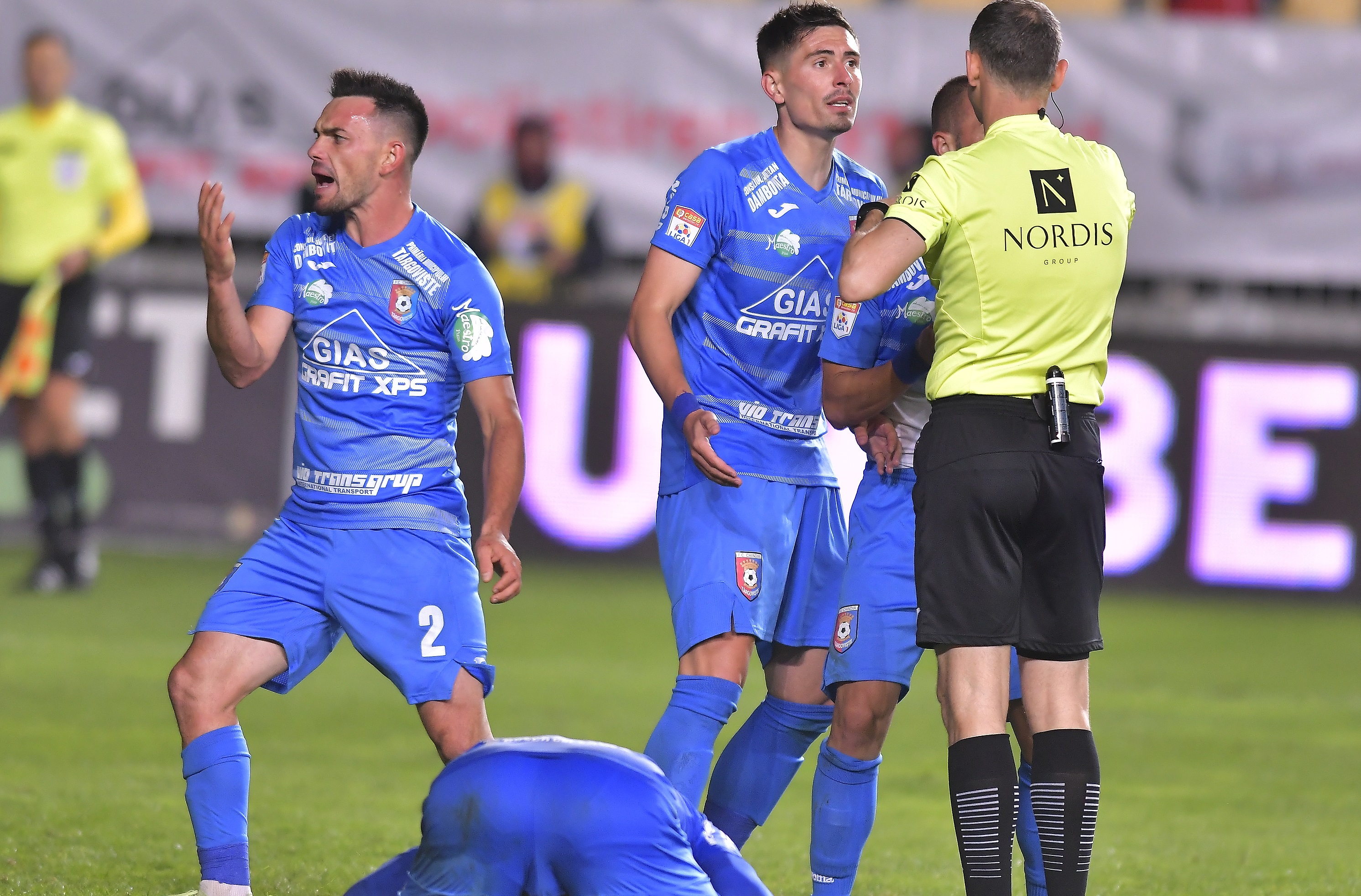"Arbitrul nici nu știa câte buzunare are". Rusandu, pus la colț după Chindia - FCSB 0-1: "Stai așa, tu ce cauți acolo?"