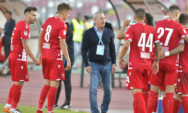 Mircea Rednic și jucătorii lui Dinamo, în meciul cu UTA Arad / Foto: Sport Pictures