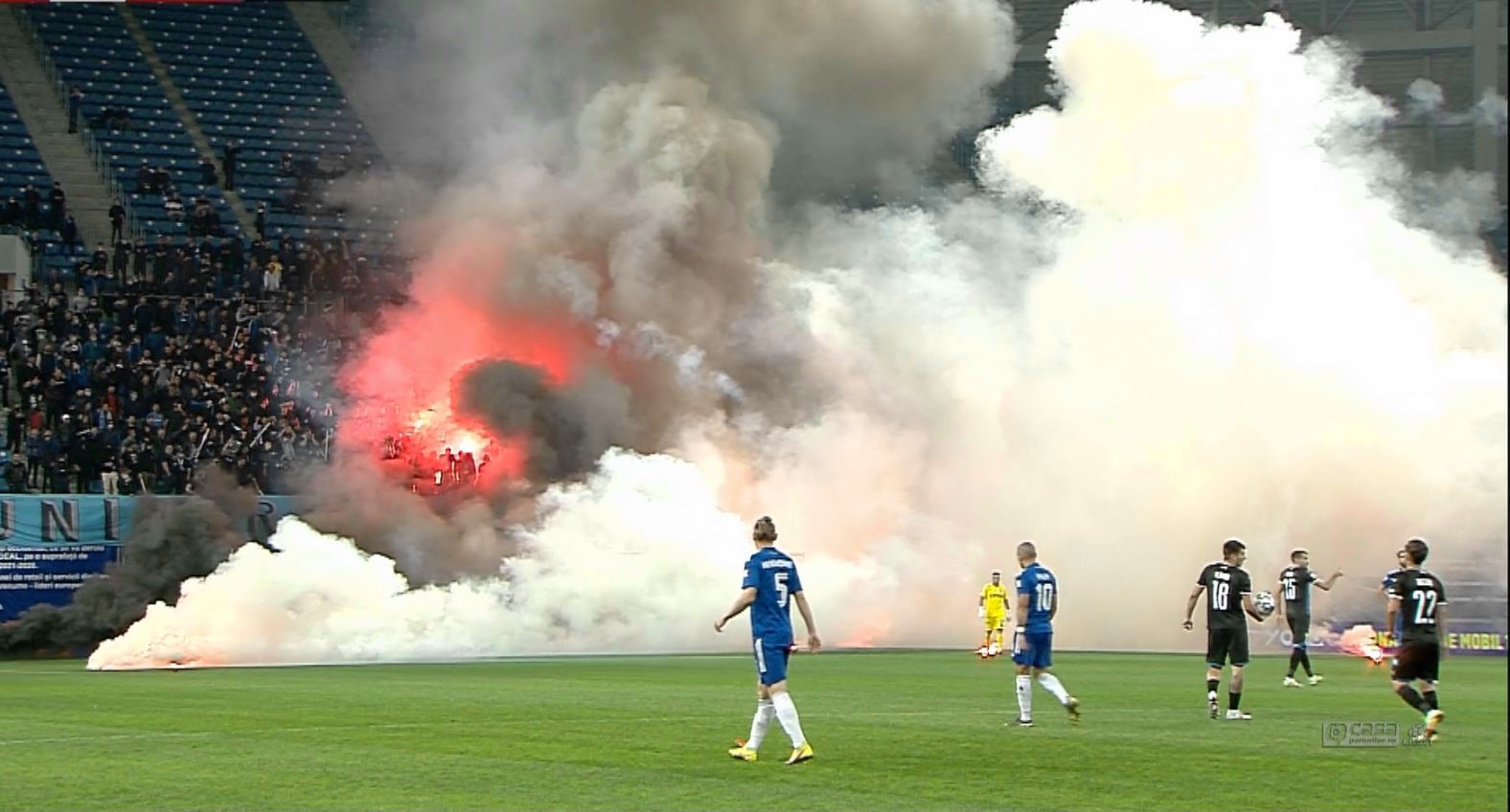 Suporteri interzişi pe stadioane după U Craiova 1948-Universitatea Craiova. Poliţia caută şi alţi turbulenţi